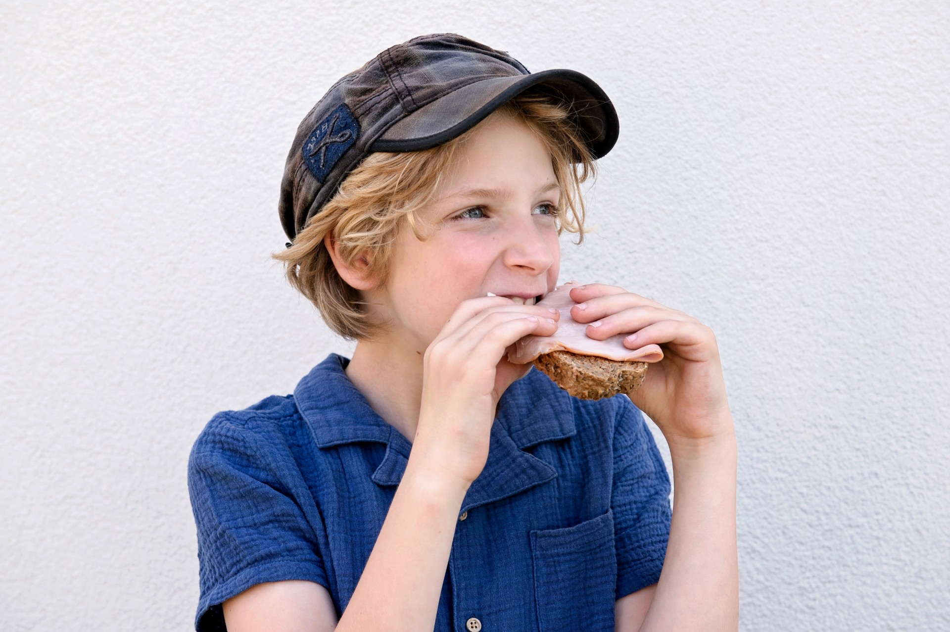 kleine jongen die een boterham eet